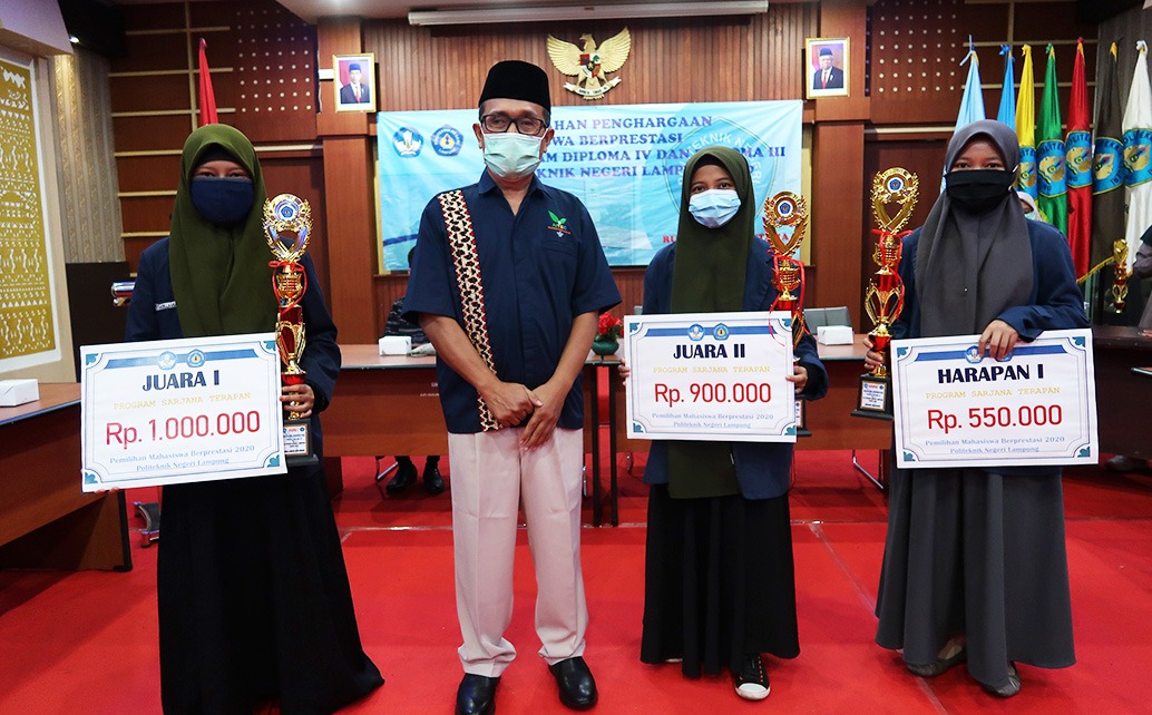 Penyerahaan Penghargaan Mahasiswa Berprestasi Politeknik Negeri Lampung Tahun 2020