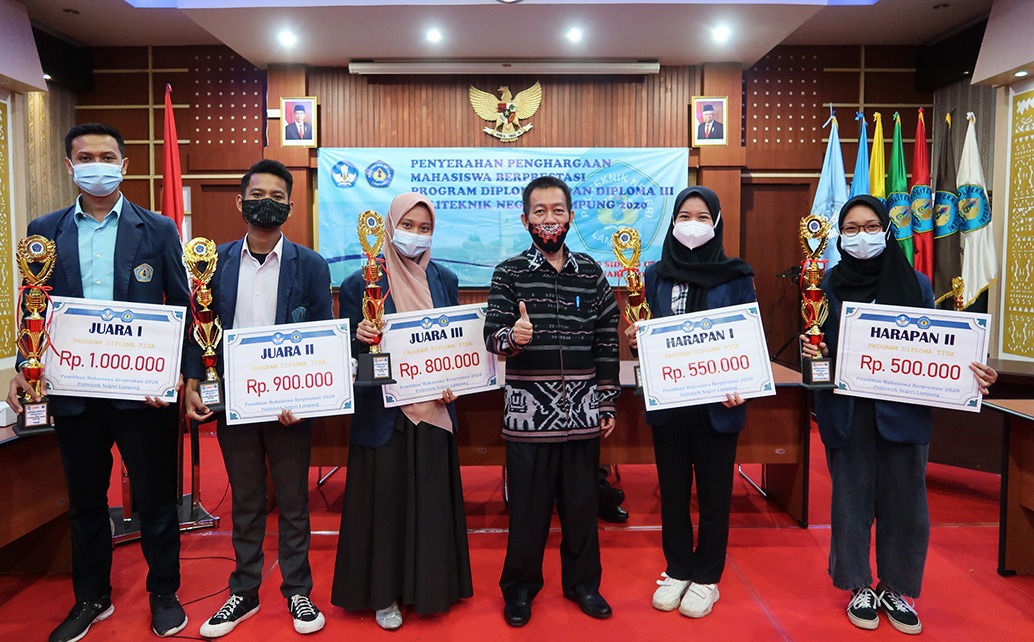 Penyerahaan Penghargaan Mahasiswa Berprestasi Politeknik Negeri Lampung Tahun 2020