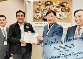 Politeknik Negeri Lampung (Polinela) akhirnya resmi menjadi members Korean Center Global Network Foundation (KCGNF), kepastian ini dapat setelah Direktur Polinela, Dr. Dwi Puji Hartono, S.Pi., M.Si., menerima langsung sertifikat keanggotaan dari pimpinan KCGNF di Gedung KBIZ, Seoul, Korea Selatan.