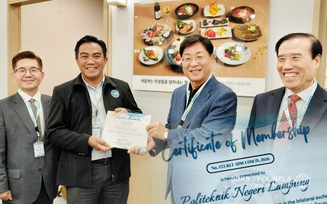 Politeknik Negeri Lampung (Polinela) akhirnya resmi menjadi members Korean Center Global Network Foundation (KCGNF), kepastian ini dapat setelah Direktur Polinela, Dr. Dwi Puji Hartono, S.Pi., M.Si., menerima langsung sertifikat keanggotaan dari pimpinan KCGNF di Gedung KBIZ, Seoul, Korea Selatan.