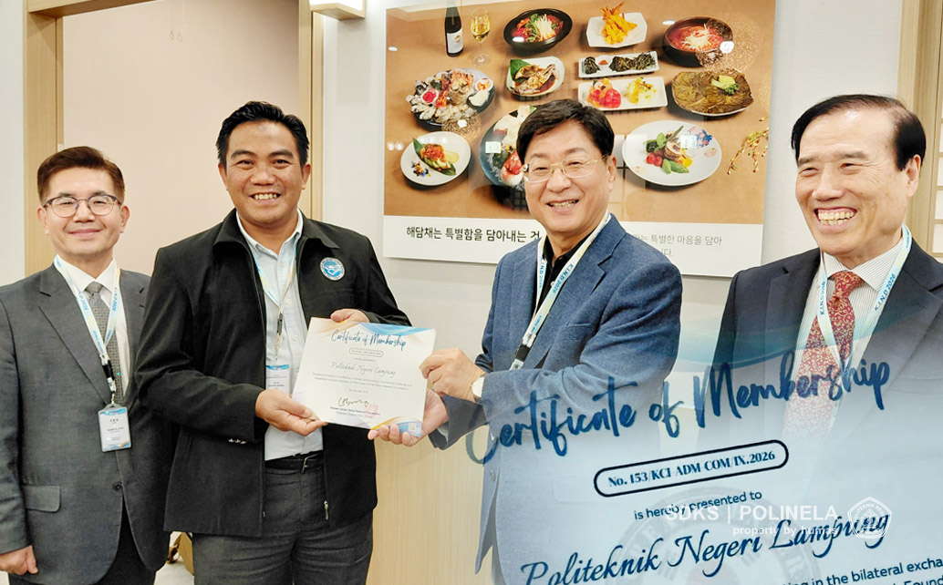 Politeknik Negeri Lampung (Polinela) akhirnya resmi menjadi members Korean Center Global Network Foundation (KCGNF), kepastian ini dapat setelah Direktur Polinela, Dr. Dwi Puji Hartono, S.Pi., M.Si., menerima langsung sertifikat keanggotaan dari pimpinan KCGNF di Gedung KBIZ, Seoul, Korea Selatan.
